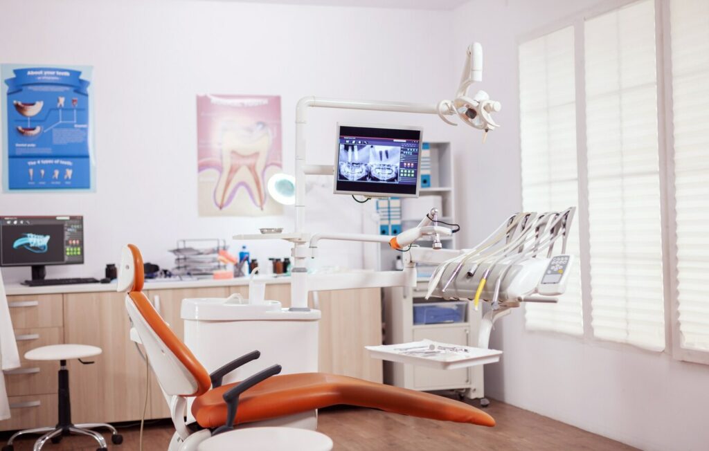 Salle de dentiste avec le siège et tous ses équipements.