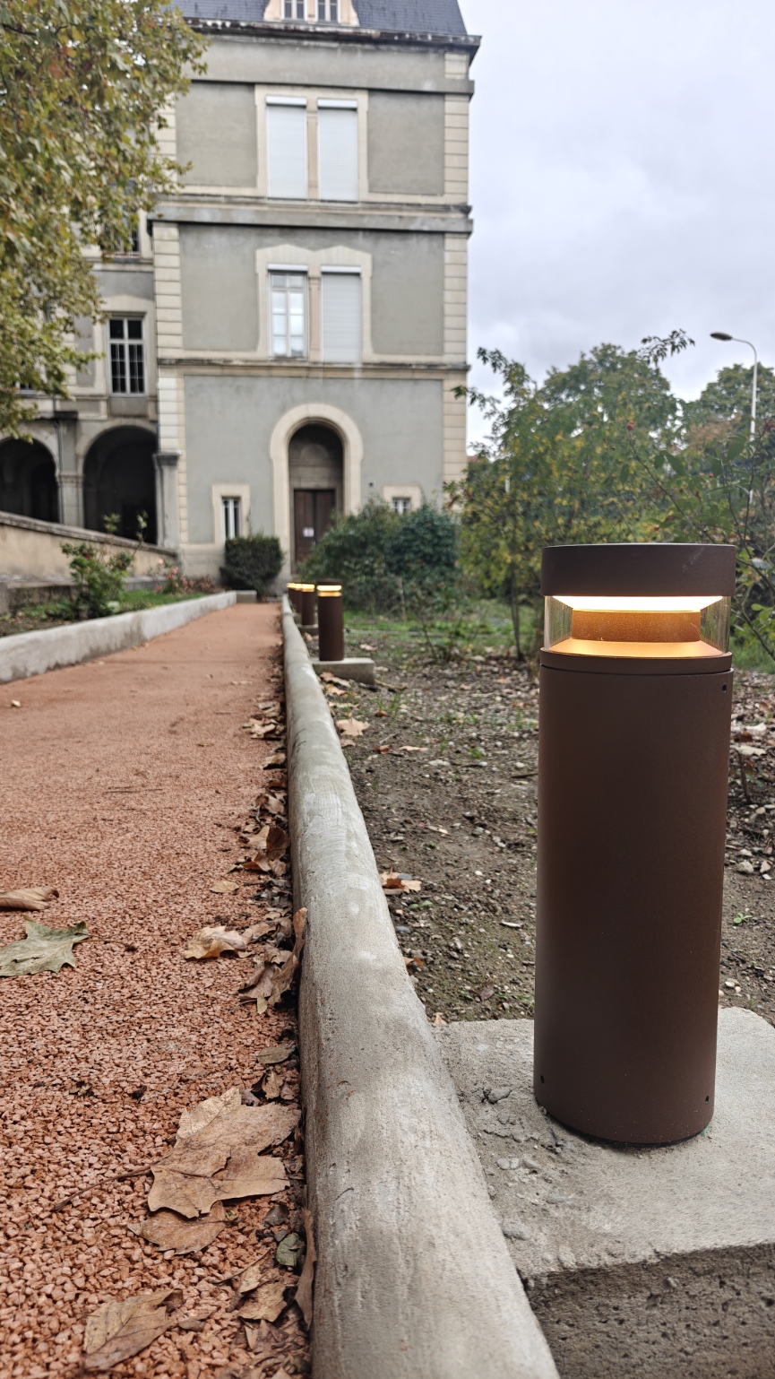 Bornes éclairage extérieur collège Jean Moulin